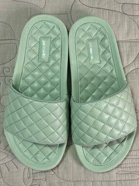 APL Lusso Leathet Slide Peppermint Quilted Comfort Sandals NWT Size 6